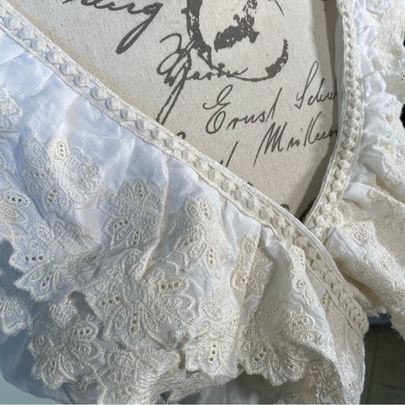 Jennifer & Grace Beige Eyelet Lace Ruffle V Neck Blouse - S - Picture 4 of 14